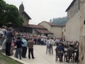 Personas asistentes a los actos en homenaje al sacristán de Zubillaga, junto a la iglesia de San Pedro