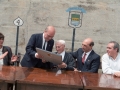Actos de homenaje al sacristán de Zubillaga. A su izquierda Imanol Murua le hace entrega de un cuadro, y a su derecha, Eli Galdos