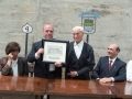 Actos de homenaje al sacristán de Zubillaga. A su izquierda Imanol Murua haciéndole entrega de un cuadro, y a su derecha, Eli Galdos
