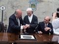Actos de homenaje al sacristán de Zubillaga. A su izquierda Imanol Murua y a su derecha Eli Galdos