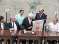 Actos de homenaje al sacristán de Zubillaga. A la derecha Eli Galdos le hace entrega de la bandera de Oñati y a la izquierda del homenajeado se encuentra Imanol Murua