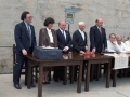 Actos de homenaje al sacristán de Zubillaga. A la derecha del homenajeado se encuentra Eli Galdos y a su izquierda Imanol Murua