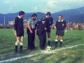 Partido de homenaje en Azkoagain : el homenajeado chuta el balón. Junto a él el árbitro Emilio Carlos Guruzeta Muro