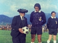 Partido de homenaje en Azkoagain : junto al homenajeado se encuentra el árbitro Emilio Carlos Guruzeta Muro