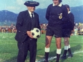 Partido de homenaje en Azkoagain : junto al homenajeado se encuentra el árbitro Emilio Carlos Guruzeta Muro