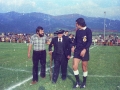 Partido de homenaje en Azkoagain : junto al homenajeado se encuentra el árbitro Emilio Carlos Guruzeta Muro