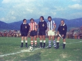 Capitanes de la Real Sociedad y el Atlhetic de Bilbao junto al trío arbitral, en el campo Azkoagain. Entre los capitanes, el árbitro Emilio Carlos Guruceta Muro