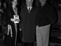 Eli Galdos, alcalde de la localidad, junto a unos asistentes al homenaje