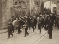 Autoridades de la provincia dirigiéndose a la ermita de Guadalupe, para implorar el feliz término de la guerra de Marruecos : la banda municipal de Irun, en la comitiva