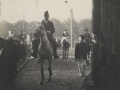 El General Melchor Sagarzazu, segundo teniente alcalde, entrando al frente del Alarde por la puerta de la ciudad