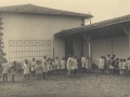 Niños jugando en el patio de la nueva escuela de niños de ambos sexos en Mendelu Escuelas de Amute (posteriormente Martínez Anido)