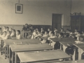 Niños y niñas en sus clases con el maestro en la nueva escuela de niños de ambos sexos en Mendelu Escuelas de Amute (posteriormente Martínez Anido)