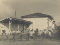 Niños jugando en el patio de la nueva escuela de niños de ambos sexos en Mendelu Escuelas de Amute (posteriormente Martínez Anido)