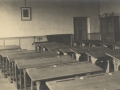 Pupitres de la nueva escuela de niños de ambos sexos en Mendelu Escuelas de Amute (posteriormente Martínez Anido)