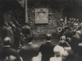 Mejoras de carácter histórico : el General Primo de Rivera descubre la lápida dedicada a la Reina María Cristina en el patio del Castillo