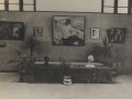 Exposición de pintura escultura y arquitectura : un detalle de la sala, con obras de Vázquez Díaz