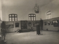 Exposición de pintura escultura y arquitectura : detalle de una sala, con obras de Zuloaga