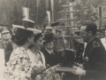 Fiestas típicas y patronales : presente del alcalde Sagarzazu a Carmencita Franco
