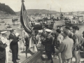Remeros recogiendo la Bandera de la Concha junto a Franco y el alcalde Fernández de Casadevante