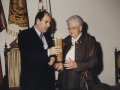 Concesión de la "Insignia de Oro de la Ciudad" a Concepción Portu Echevarria y a Miguel Bernedo Ansotegui : el alcalde Jauregi junto a la homenajeada