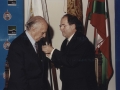 Concesión de la "Insignia de Oro de la Ciudad" a José Luis Gamarra Orbea y a Raphaël Lassallette : el alcalde Jauregi imponiendo la Insignia de Oro a José Luis Gamarra