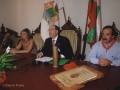 Concesión de la "Insignia de Oro de la Ciudad" a la Asociación de Donantes de Sangre de Hondarribia : el alcalde Jauregi junto a los homenajeados