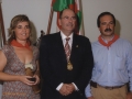 Concesión de la "Insignia de Oro de la Ciudad" a la Asociación de Donantes de Sangre de Hondarribia : el alcalde Jauregi junto a Miren Aginagalde, representante de la Asociación, en un momento del acto