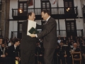 Visita de Juan José Ibarretxe, lehendakari del Gobierno Vasco, con motivo del 800 Aniversario de Hondarribia : el alcalde Jauregi le hace entrega al lehendakari de un obsequio conmemorativo
