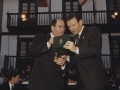 Visita de Juan José Ibarretxe, lehendakari del Gobierno Vasco, con motivo del 800 Aniversario de Hondarribia : el alcalde Jauregi le hace entrega al lehendakari de un obsequio conmemorativo