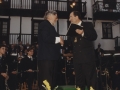 Visita de Juan José Ibarretxe, lehendakari del Gobierno Vasco, con motivo del 800 Aniversario de Hondarribia : el director de la banda de música le hace entrega al alcalde de un obsequio