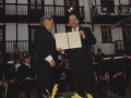 Visita de Juan José Ibarretxe, lehendakari del Gobierno Vasco, con motivo del 800 Aniversario de Hondarribia : el director de la banda de música le hace entrega al alcalde de un obsequio