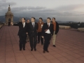 Visita de Juan José Ibarretxe, lehendakari del Gobierno Vasco, con motivo del 800 Aniversario de Hondarribia : el lehendakari y el alcalde Jauregi en la azotea del castillo de Carlos V