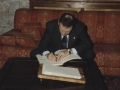 Visita de Juan José Ibarretxe, lehendakari del Gobierno Vasco, con motivo del 800 Aniversario de Hondarribia : el lehendakari firmando en el libro de visitas