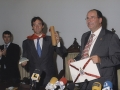Concesión de la "Insignia de Oro de la Ciudad" a Iker Martínez de Lizarduy y Xabi Fernández : el alcalde otorgando un diploma conmemorativo al regatista Iker Martínez de Lizarduy