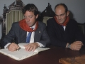 Concesión de la "Insignia de Oro de la Ciudad" a Iker Martínez de Lizarduy y Xabi Fernández : el regatistas Iker Martínez de Lizarduy firmando en el Libro de Visitas de Ayuntamiento