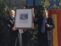 Visita institucional de los representantes del ayuntamiento de Peñíscola a Hondarribia : el alcalde de Hondarribia Jauregi le hace entrega de un cuadro al alcalde de Peñíscola