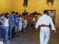 Recepción a jóvenes deportistas de Hondarribia : dantzari bailando un aurresku, ante la mirada de los asistentes al acto