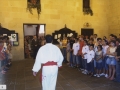 Recepción a jóvenes deportistas de Hondarribia : dantzari bailando un aurresku, ante la mirada de los asistentes al acto