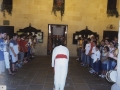 Recepción a jóvenes deportistas de Hondarribia : dantzari bailando un aurresku, ante la mirada de los asistentes al acto