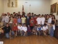 Recepción a jóvenes deportistas de Hondarribia : el alcalde Jauregi junto a los homenajeados
