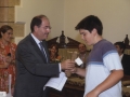 Recepción a jóvenes deportistas de Hondarribia : el alcalde Jauregi entregando un diploma conmemorativo