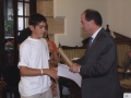 Recepción a jóvenes deportistas de Hondarribia : el alcalde Jauregi entregando un diploma conmemorativo