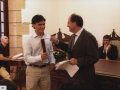 Recepción a jóvenes deportistas de Hondarribia : el alcalde Jauregi entregando un diploma conmemorativo al piloto Ander Vilariño