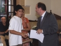 Recepción a jóvenes deportistas de Hondarribia : el alcalde Jauregi entregando un diploma conmemorativo