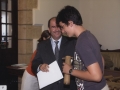 Recepción a jóvenes deportistas de Hondarribia : el alcalde Jauregi entregando un diploma conmemorativo