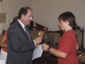 Recepción a jóvenes deportistas de Hondarribia : el alcalde Jauregi entregando un diploma conmemorativo