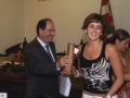 Recepción a jóvenes deportistas de Hondarribia : el alcalde Jauregi entregando un diploma conmemorativo