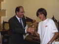 Recepción a jóvenes deportistas de Hondarribia : el alcalde Jauregi entregando un diploma conmemorativo