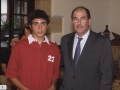 Recepción a jóvenes deportistas de Hondarribia : el alcalde Jauregi entregando un diploma conmemorativo
