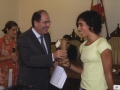 Recepción a jóvenes deportistas de Hondarribia : el alcalde Jauregi entregando un diploma conmemorativo